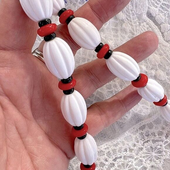 Vintage White Black Red Acrylic Bead Necklace - Picture 5 of 9